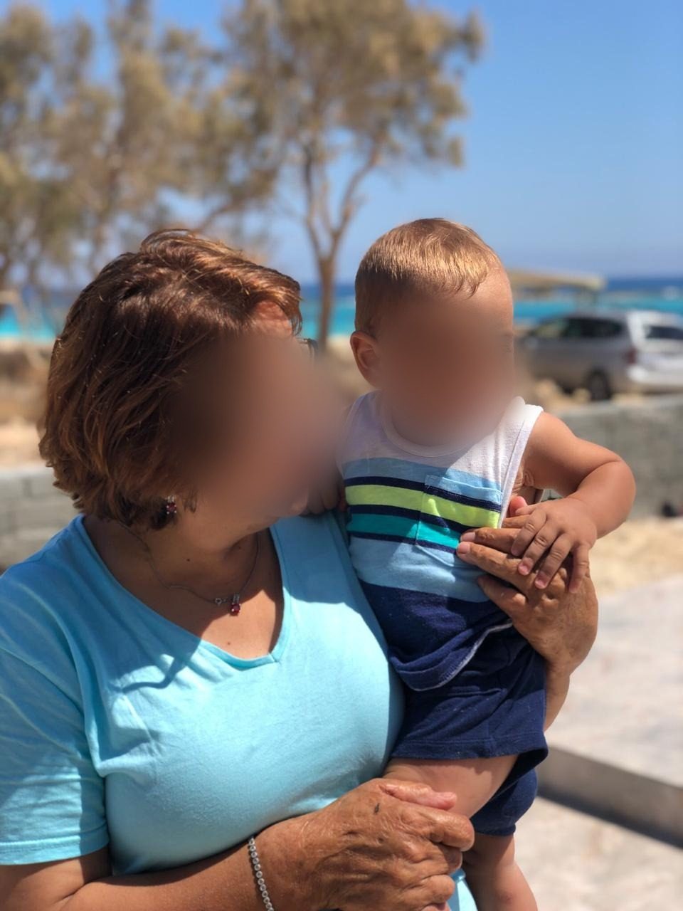 جدة مع أحفادها في بيت العيلة بالقرية