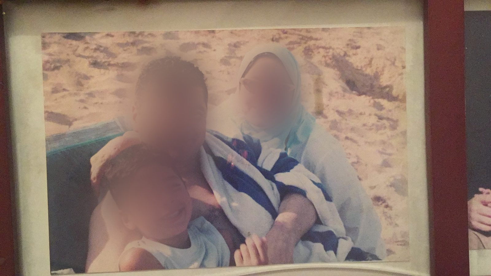 صورة عائلية قديمة داخل برواز من سنين القرية الأولى